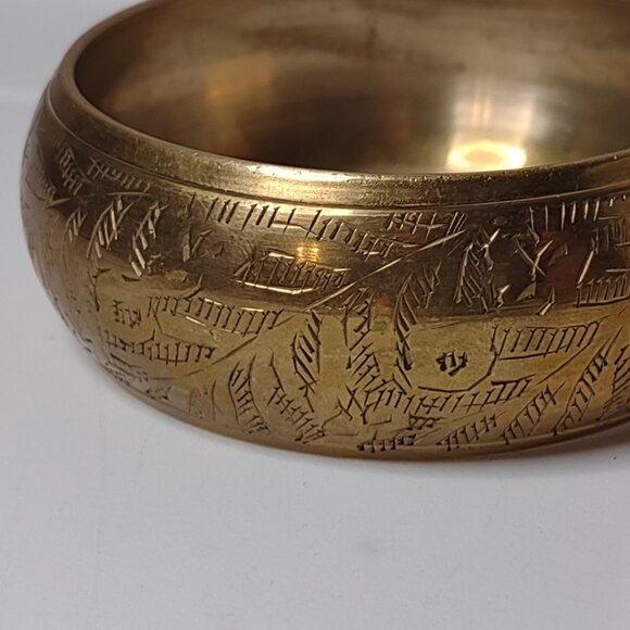 Vintage 8 Inch Gold Tone Metal Bangle - Picture 4 of 9